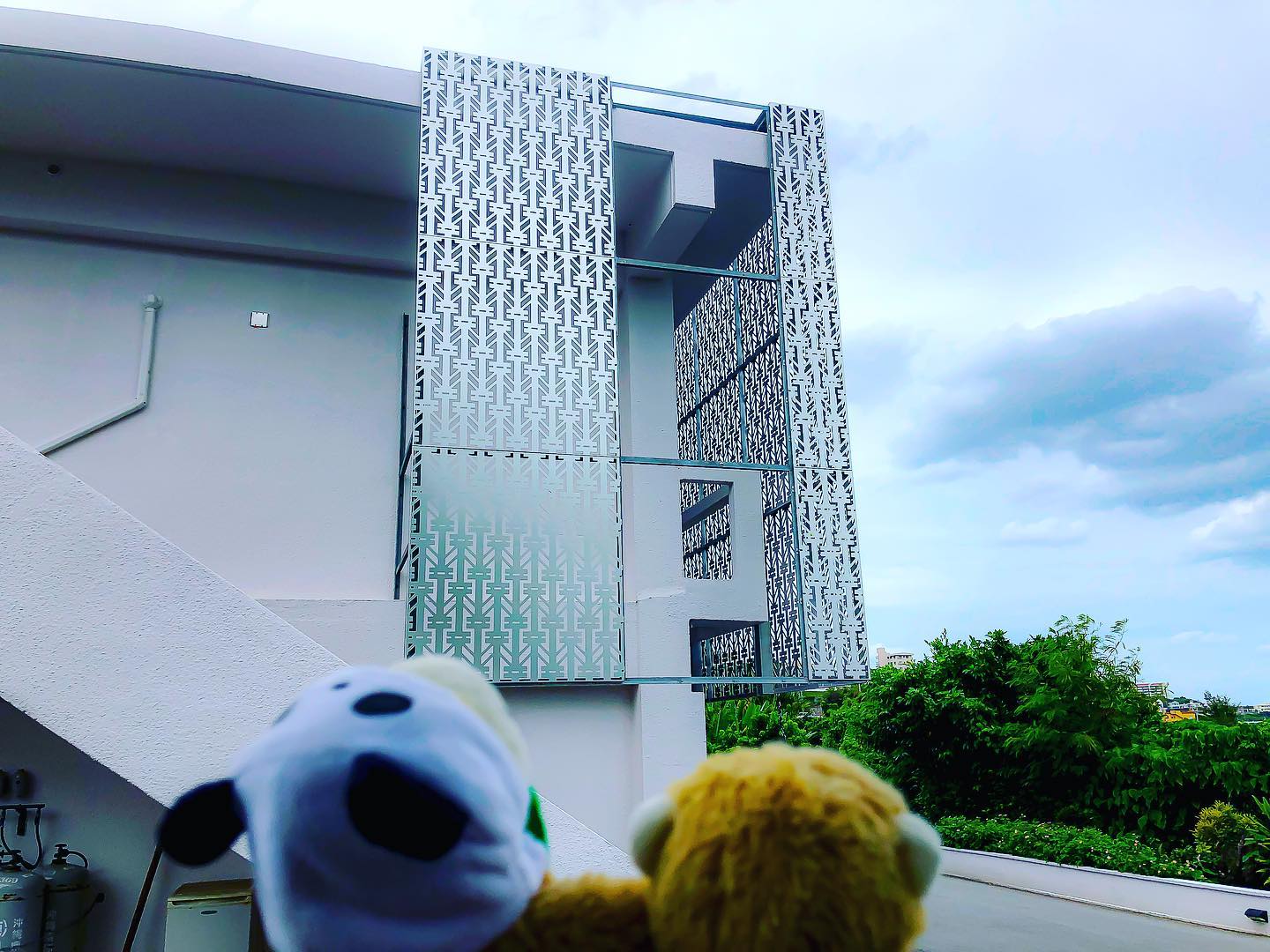 今日の進捗〜️今日は台風で壊れて飛びそうになっていた危険なデザインパネルを撤去️来週までには新しいのをはめ込む予定早く元どうりにしたいなぁ〜ＨＰhttp://hotel-monkeys.fanTwitterhttps://twitter.com/_monkeeeeeys...#沖縄のインフルエンサーになりたい#コスプレがいちばん多いホテル#ノリのホテル#MONKEYS#HOTELMONKEYS#hotel#ホテル#okinawa#沖縄#期間限定#グランドオープン#沖縄グルメ#レジャーホテル#今だけ#限定#sky#インスタ映え#ばえスポット#幸せ時間#ラブホテル#沖縄市#沖縄市ラブホテル#楽しい時間#モンキーズホテル#ホテルモンキーズ#モンキーズ#セール#monkeyshotel